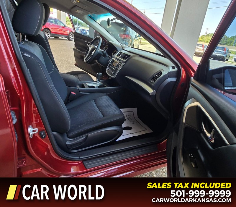 Nissan Altima Vehicle Full-screen Gallery Image 11