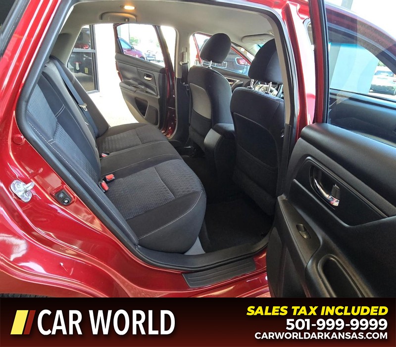 Nissan Altima Vehicle Full-screen Gallery Image 12