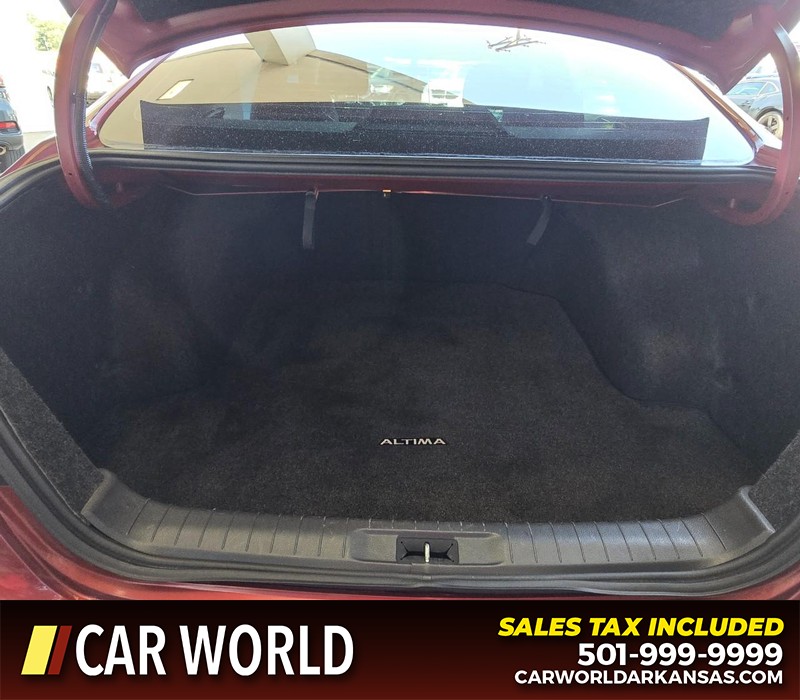 Nissan Altima Vehicle Full-screen Gallery Image 13