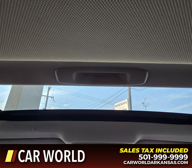 INFINITI Q50 Vehicle Full-screen Gallery Image 19