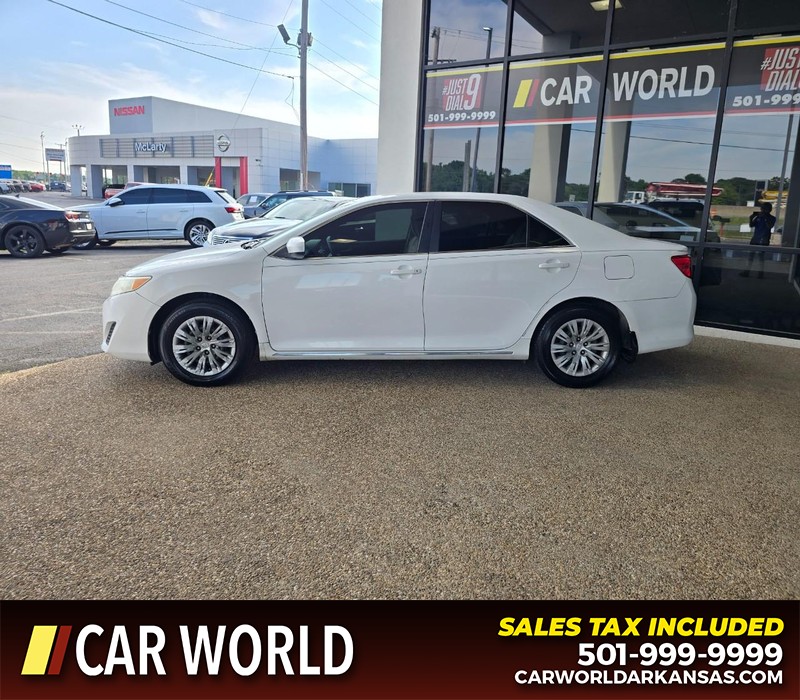 Toyota Camry Vehicle Full-screen Gallery Image 4