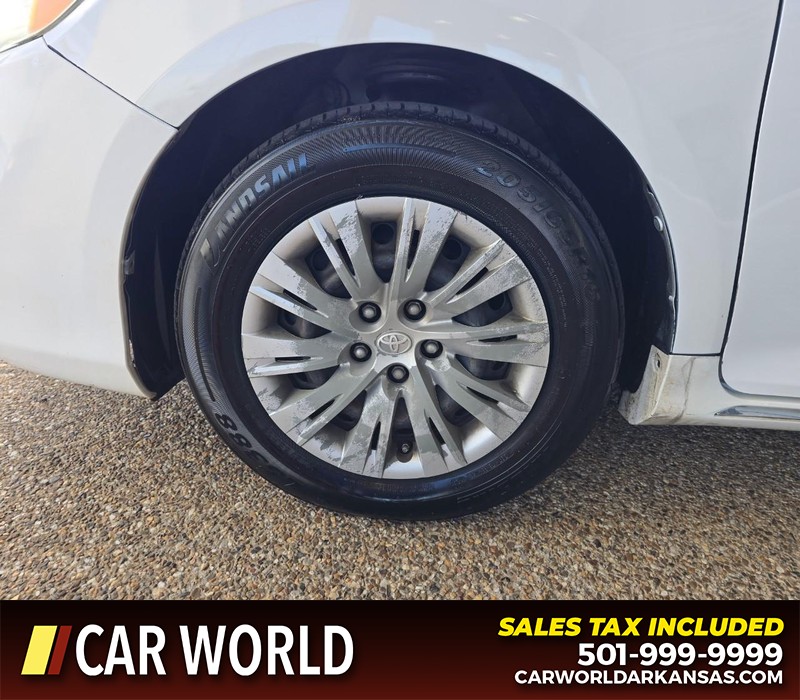 Toyota Camry Vehicle Full-screen Gallery Image 6