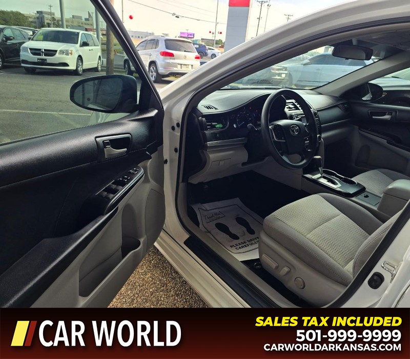Toyota Camry Vehicle Full-screen Gallery Image 7