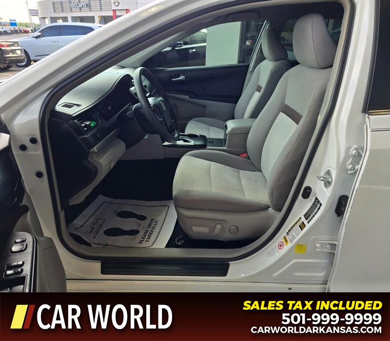Toyota Camry Vehicle Full-screen Gallery Image 8