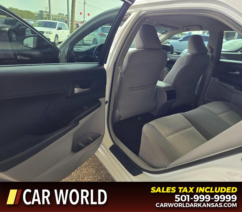 Toyota Camry Vehicle Full-screen Gallery Image 9