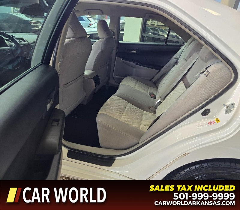 Toyota Camry Vehicle Full-screen Gallery Image 10