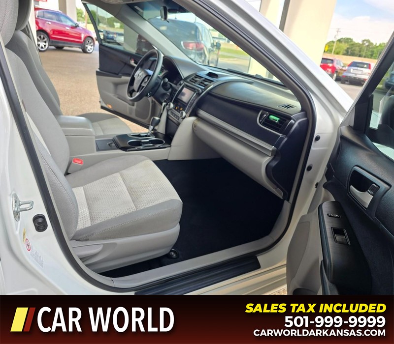 Toyota Camry Vehicle Full-screen Gallery Image 11