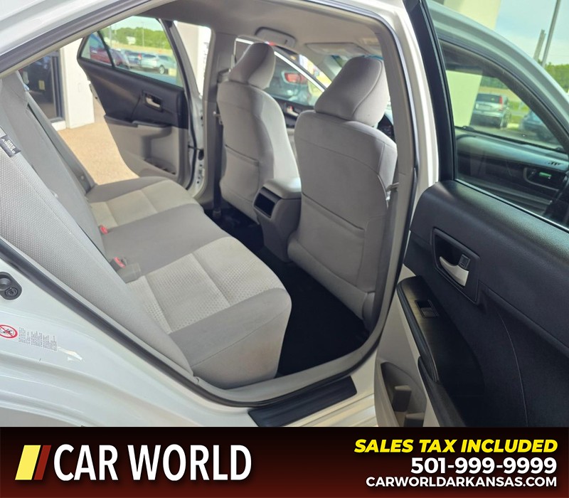 Toyota Camry Vehicle Full-screen Gallery Image 12