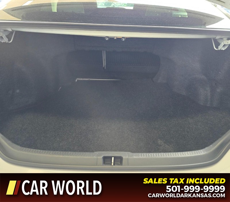 Toyota Camry Vehicle Full-screen Gallery Image 13