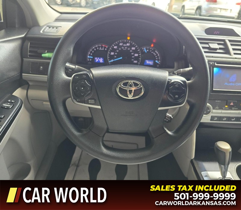 Toyota Camry Vehicle Full-screen Gallery Image 15