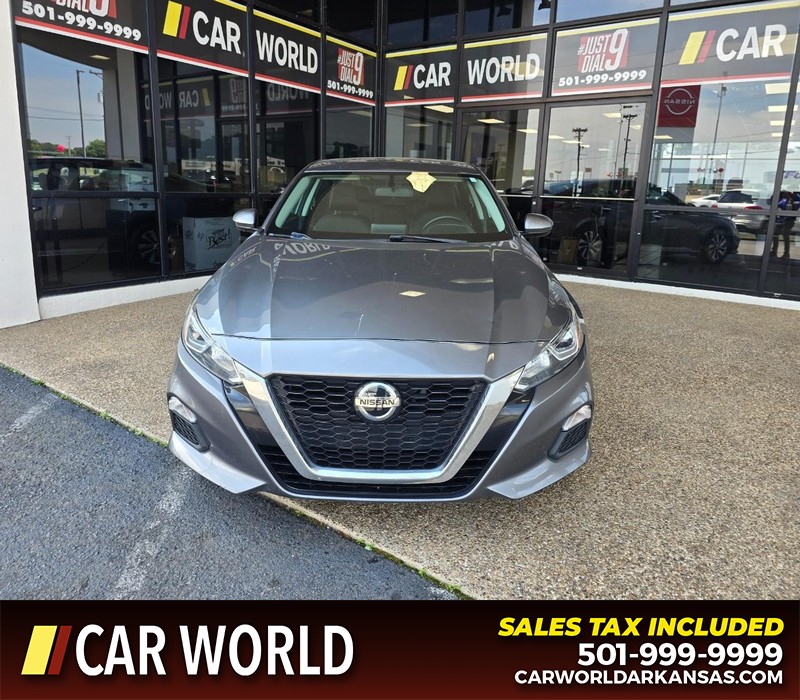 Nissan Altima Vehicle Full-screen Gallery Image 2