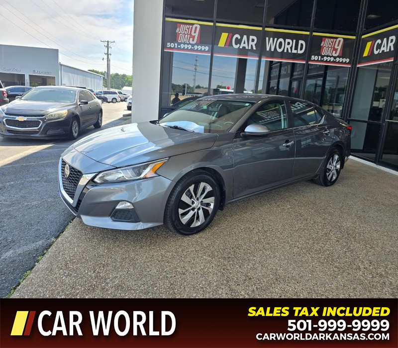 Nissan Altima Vehicle Full-screen Gallery Image 3