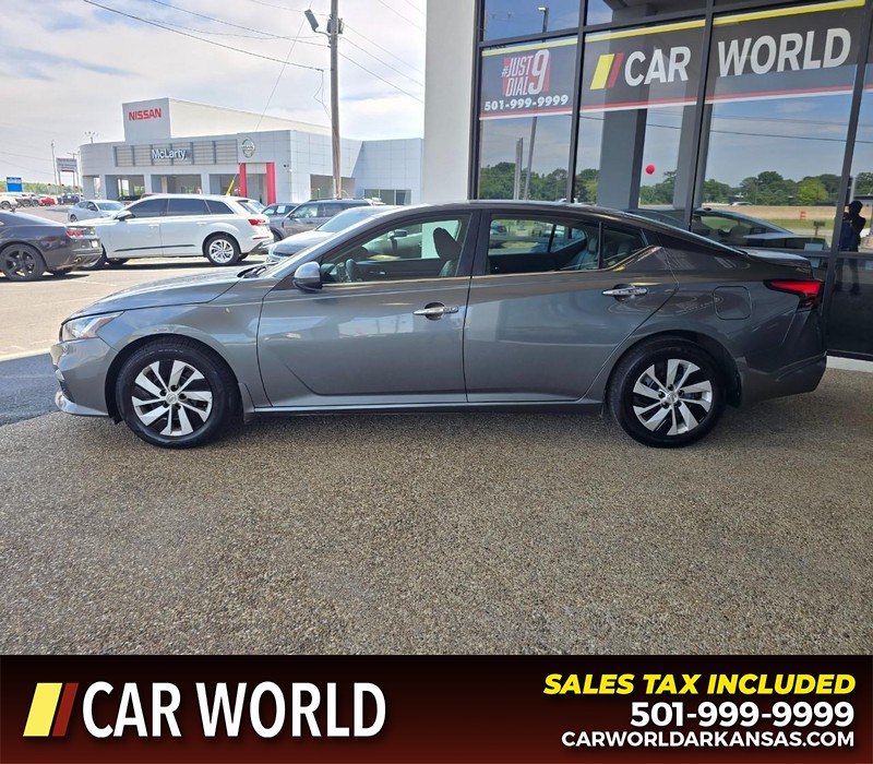 Nissan Altima Vehicle Full-screen Gallery Image 4