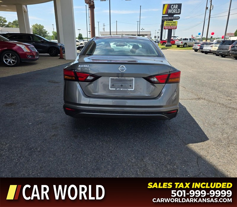 Nissan Altima Vehicle Full-screen Gallery Image 5