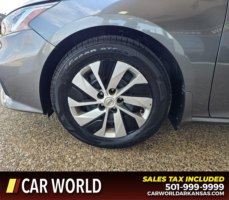 Nissan Altima Vehicle Full-screen Gallery Image 6