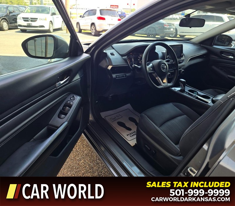 Nissan Altima Vehicle Full-screen Gallery Image 7