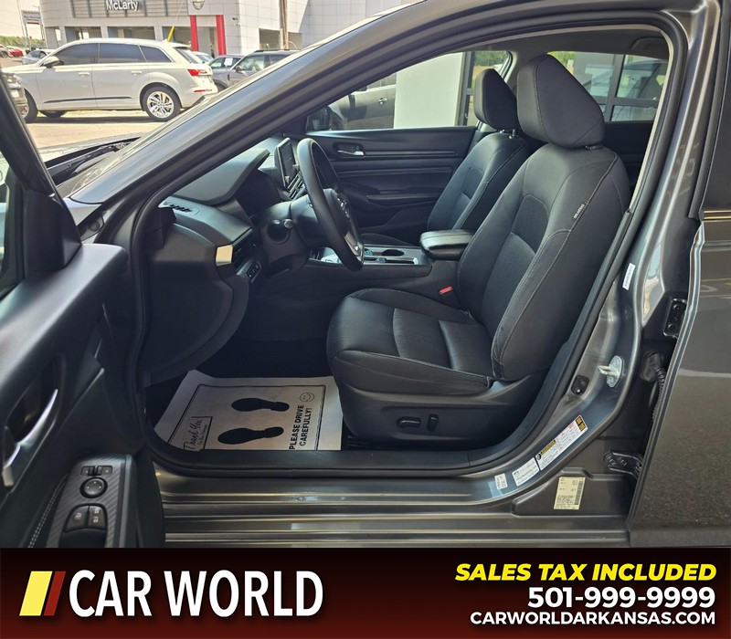 Nissan Altima Vehicle Full-screen Gallery Image 8