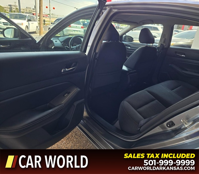 Nissan Altima Vehicle Full-screen Gallery Image 9
