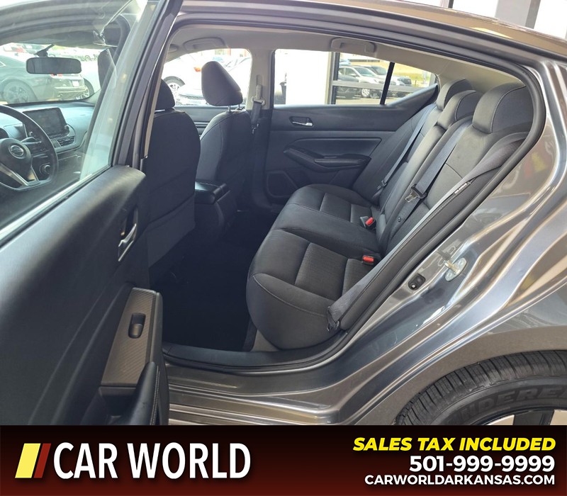 Nissan Altima Vehicle Full-screen Gallery Image 10