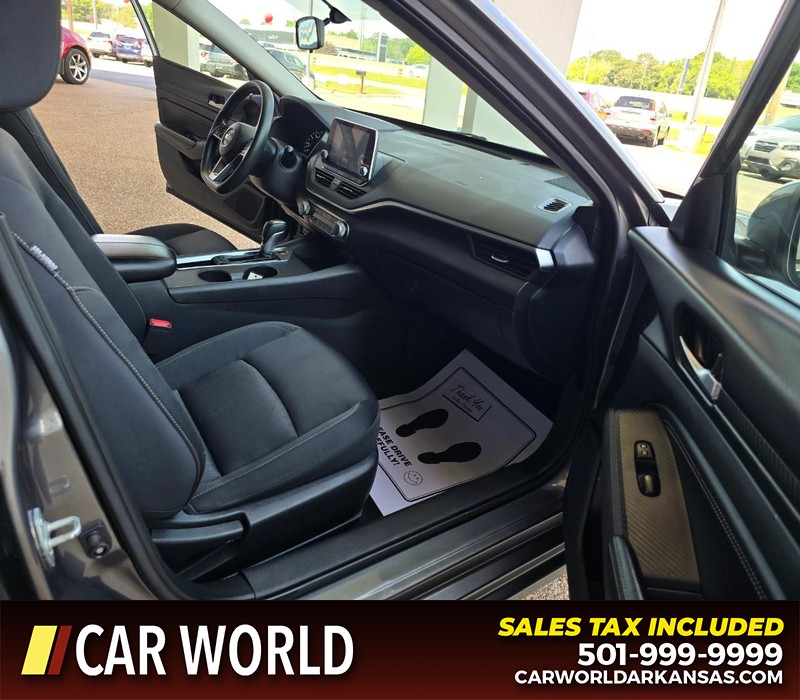 Nissan Altima Vehicle Full-screen Gallery Image 11