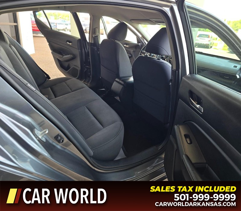Nissan Altima Vehicle Full-screen Gallery Image 12