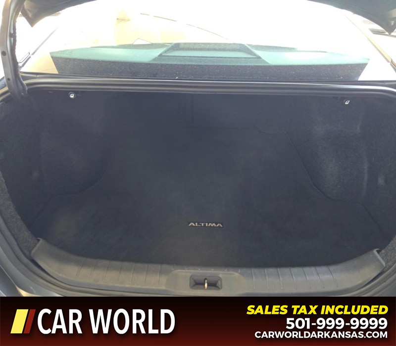 Nissan Altima Vehicle Full-screen Gallery Image 13