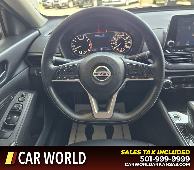Nissan Altima Vehicle Full-screen Gallery Image 15