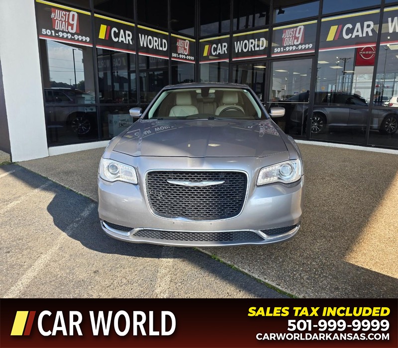 Chrysler 300 Vehicle Full-screen Gallery Image 2