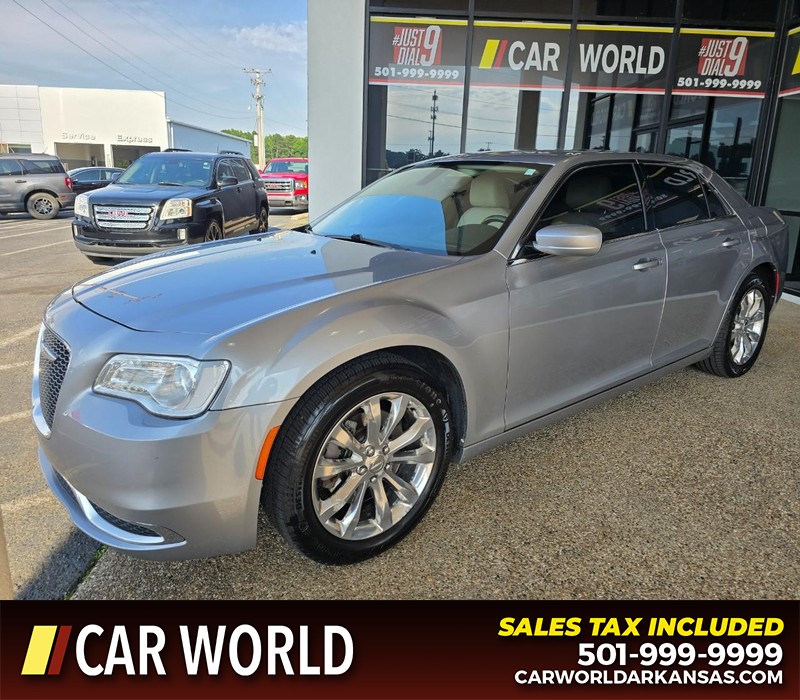 Chrysler 300 Vehicle Full-screen Gallery Image 3