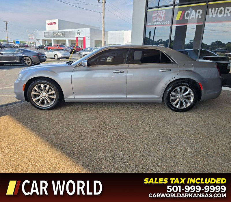 Chrysler 300 Vehicle Full-screen Gallery Image 4