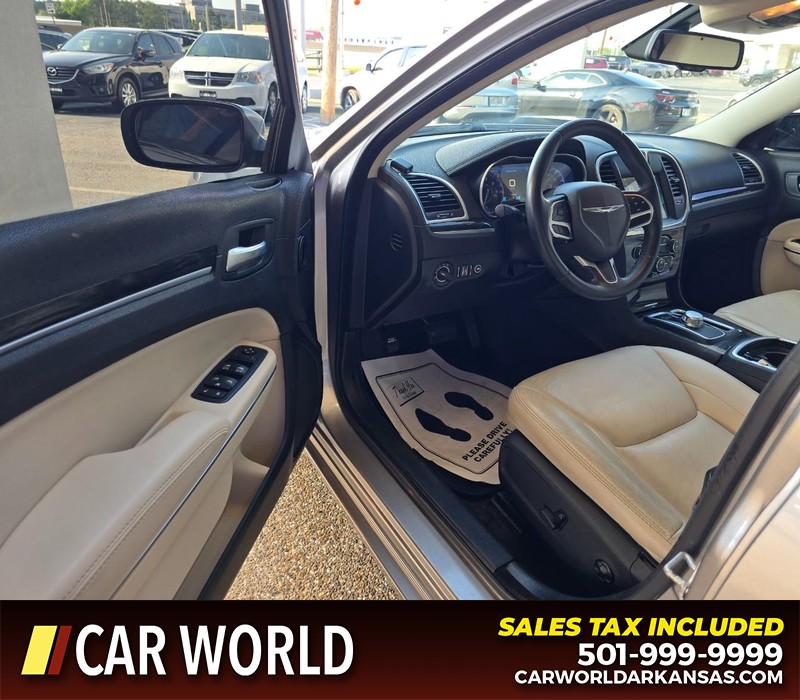 Chrysler 300 Vehicle Full-screen Gallery Image 7