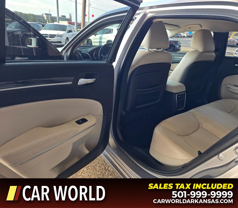 Chrysler 300 Vehicle Full-screen Gallery Image 9