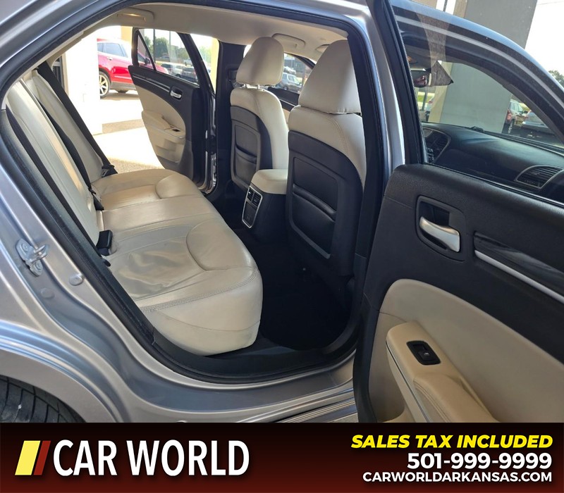 Chrysler 300 Vehicle Full-screen Gallery Image 12