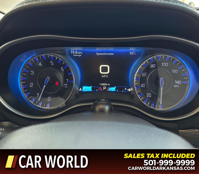 Chrysler 300 Vehicle Full-screen Gallery Image 17