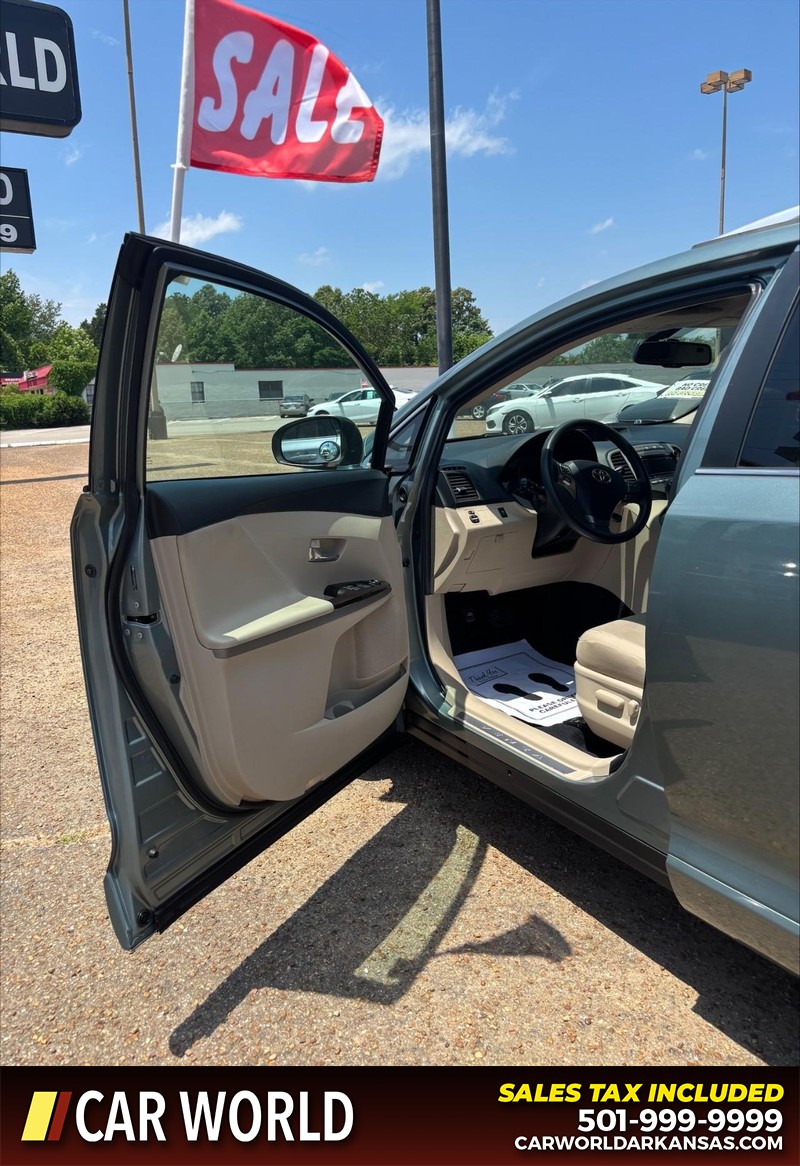 Toyota Venza Vehicle Full-screen Gallery Image 12