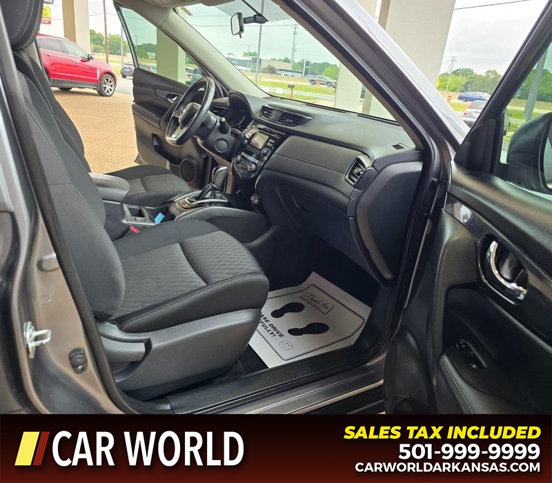 Nissan Rogue Vehicle Full-screen Gallery Image 12