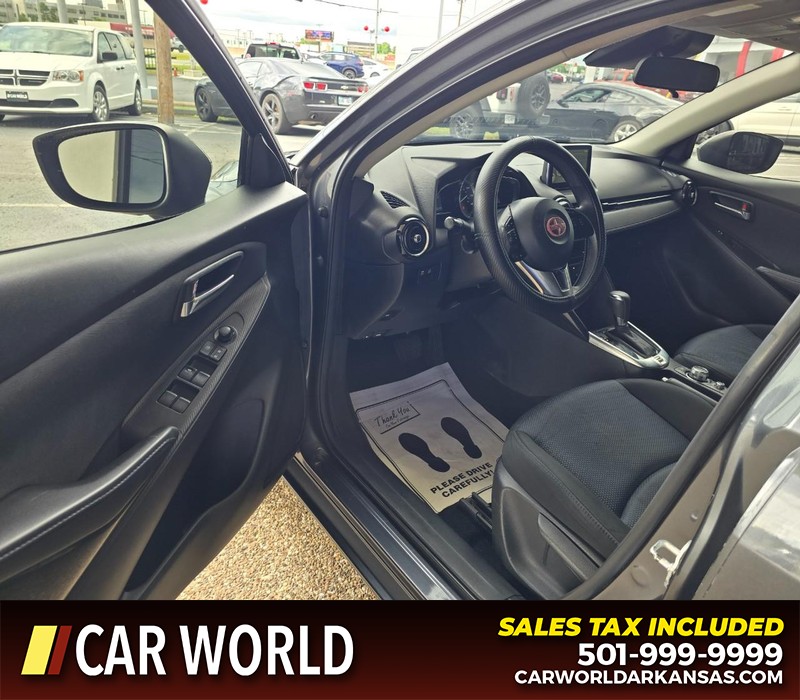 Scion iA Vehicle Full-screen Gallery Image 11