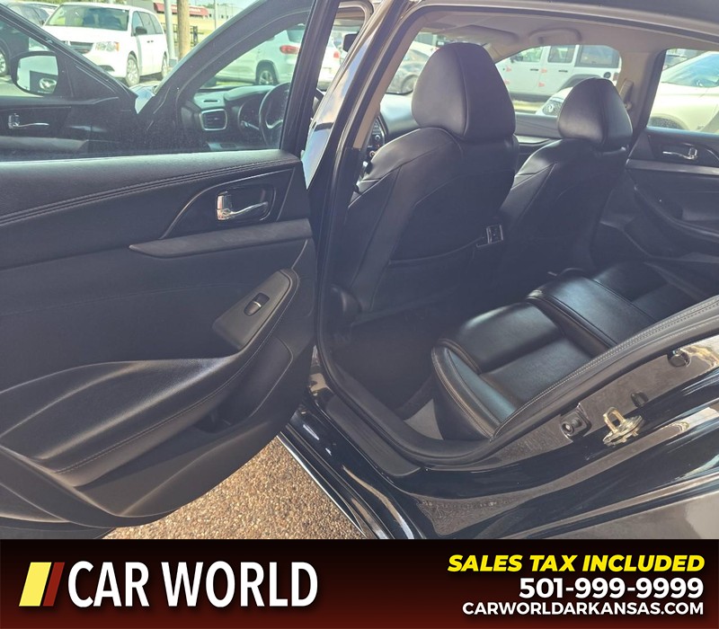Nissan Maxima Vehicle Full-screen Gallery Image 10