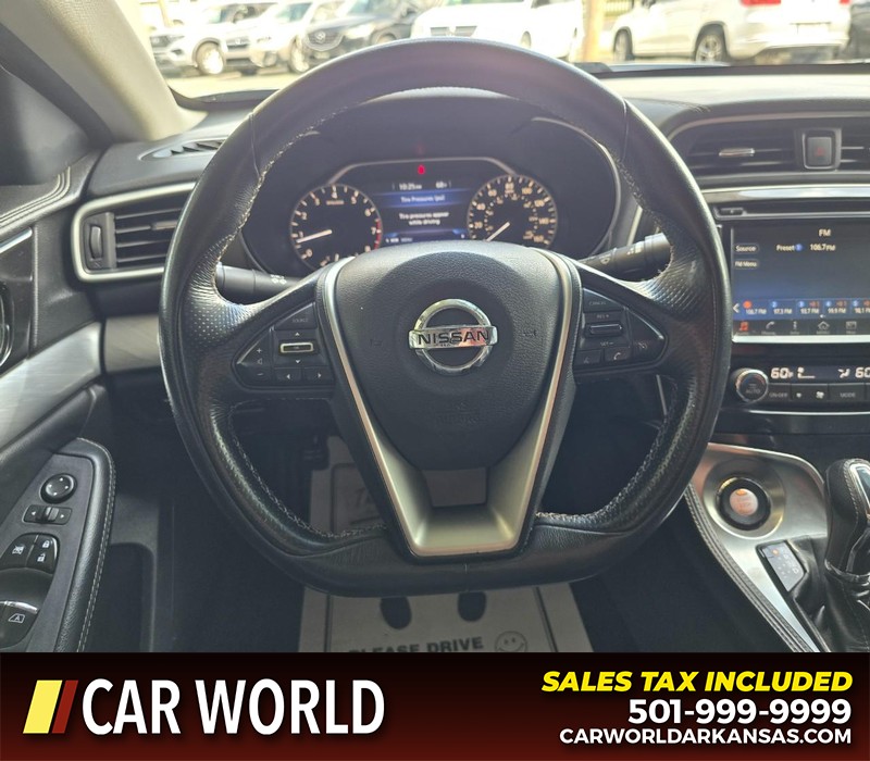 Nissan Maxima Vehicle Full-screen Gallery Image 15