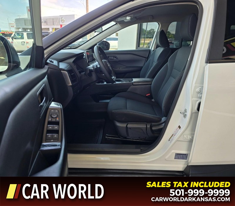 Nissan Rogue Vehicle Full-screen Gallery Image 8