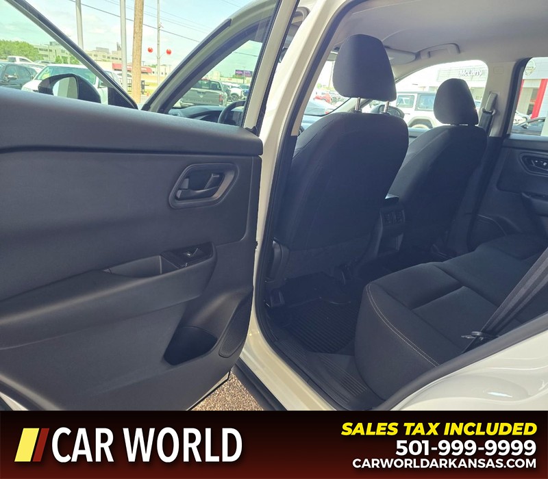 Nissan Rogue Vehicle Full-screen Gallery Image 9