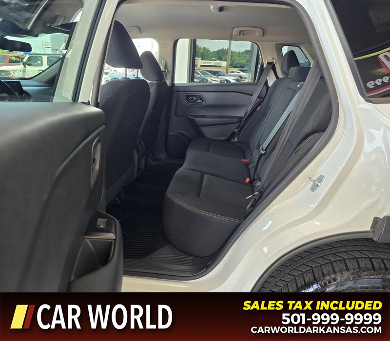 Nissan Rogue Vehicle Full-screen Gallery Image 10