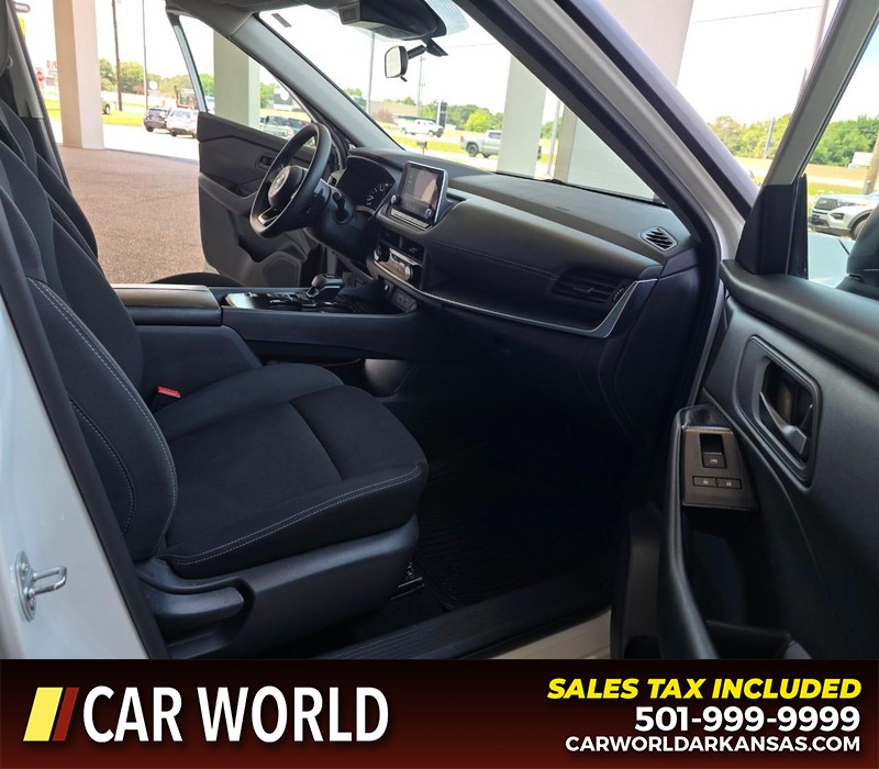 Nissan Rogue Vehicle Full-screen Gallery Image 11