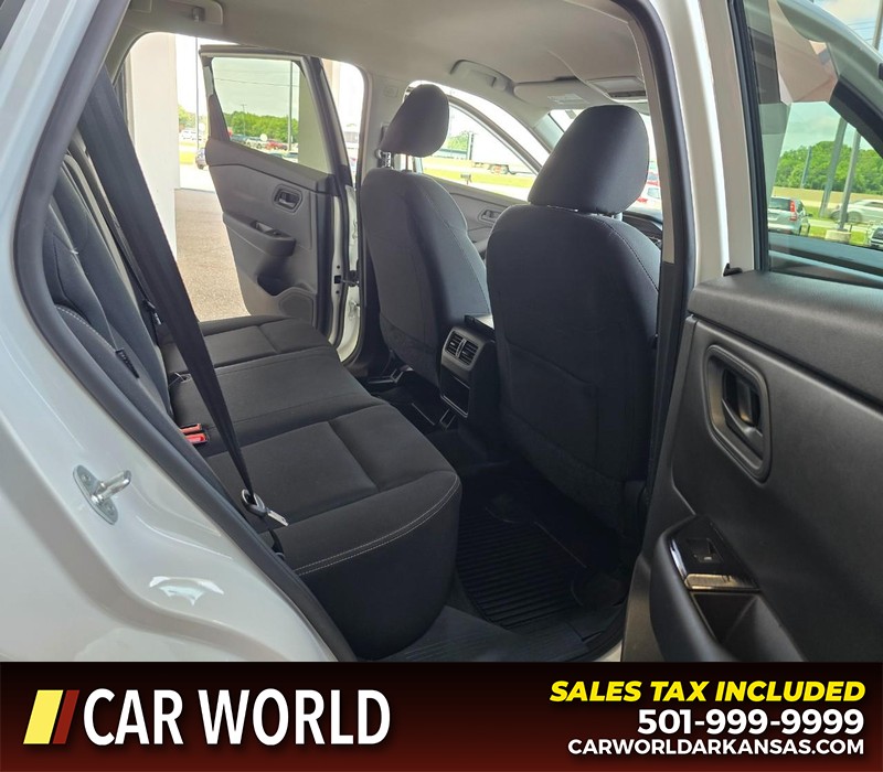 Nissan Rogue Vehicle Full-screen Gallery Image 12