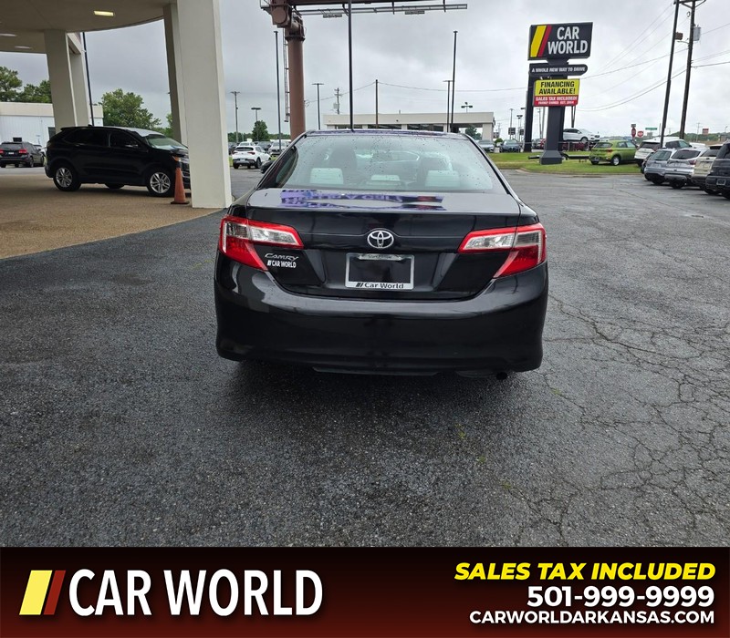 Toyota Camry Vehicle Full-screen Gallery Image 5