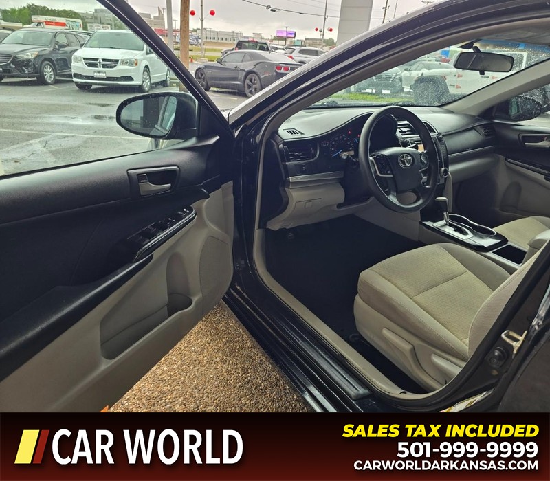 Toyota Camry Vehicle Full-screen Gallery Image 7