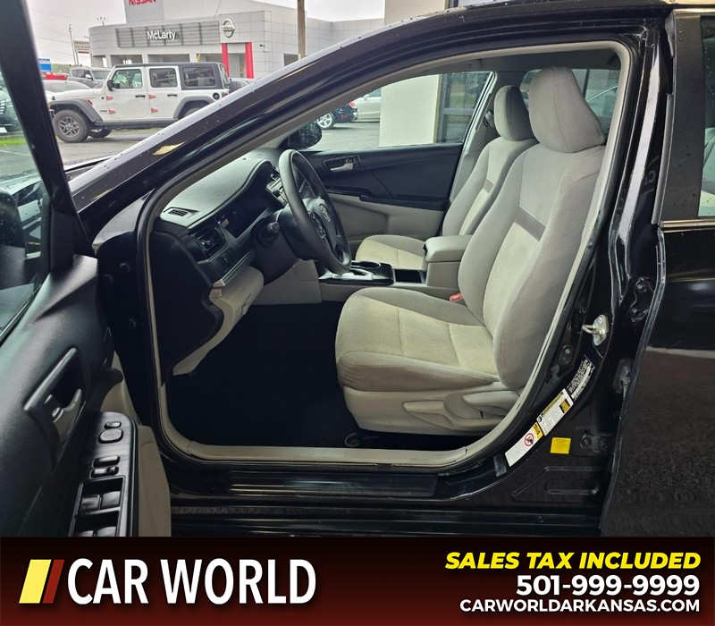 Toyota Camry Vehicle Full-screen Gallery Image 8