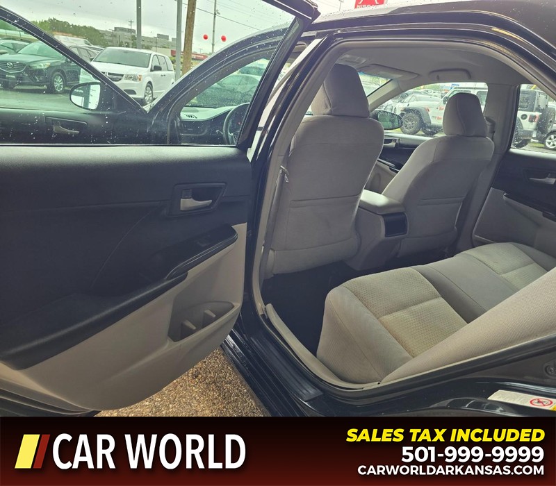 Toyota Camry Vehicle Full-screen Gallery Image 9