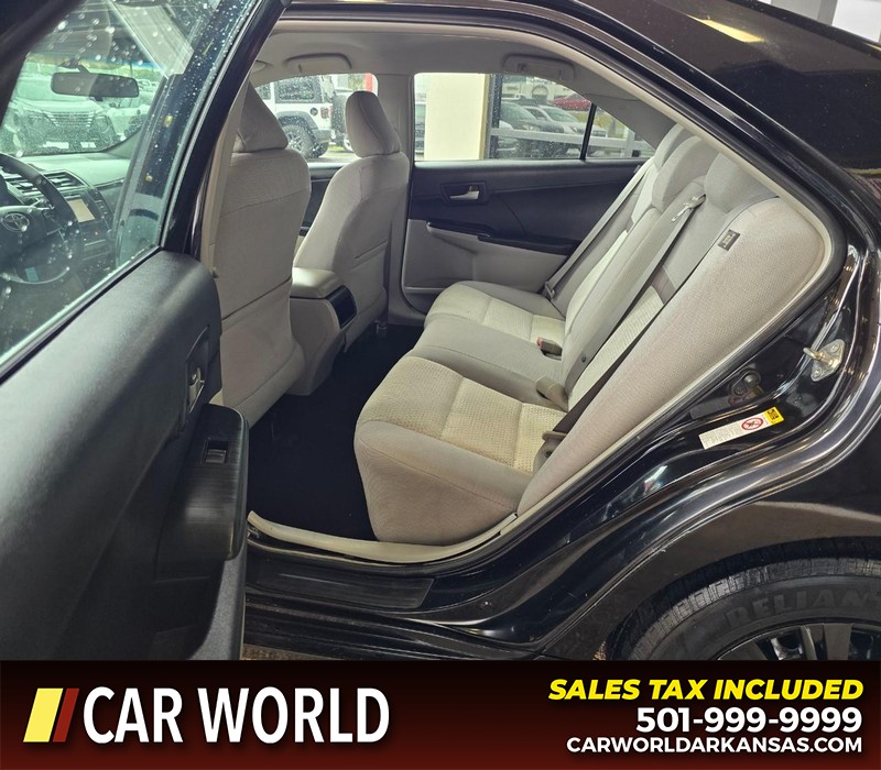 Toyota Camry Vehicle Full-screen Gallery Image 10