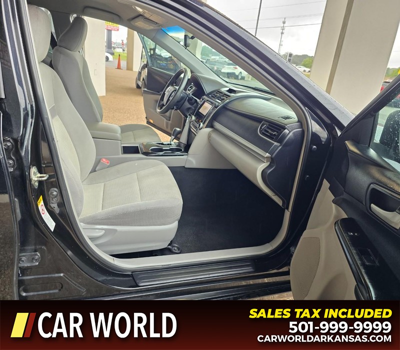 Toyota Camry Vehicle Full-screen Gallery Image 11